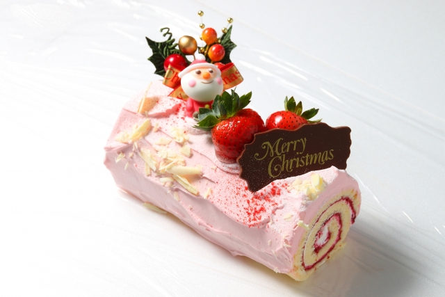 ピンクの生クリームを使ったケーキ