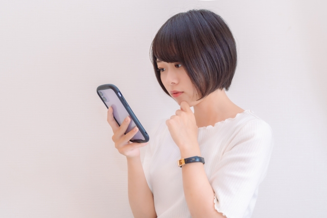 スマホ画面を見る女性