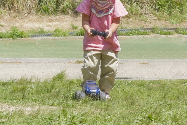 ラジコンで遊ぶ幼い子