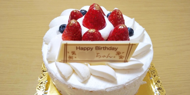 メッセージプレートをのせたバースデーケーキ