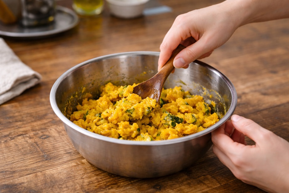 かぼちゃサラダを混ぜる手