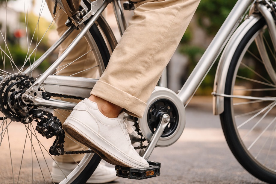 サイクリストの足元と自転車のギア