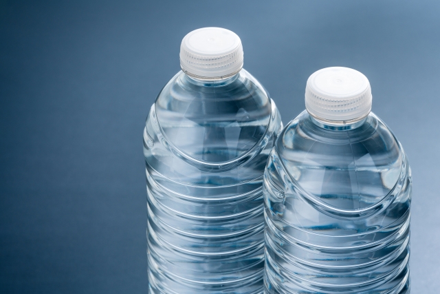 水が入ったペットボトル