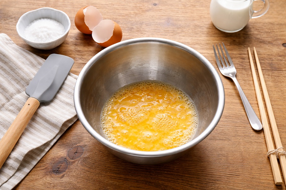 キッチンでの卵料理準備の様子