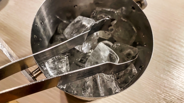 トングをアイスペールに入れる