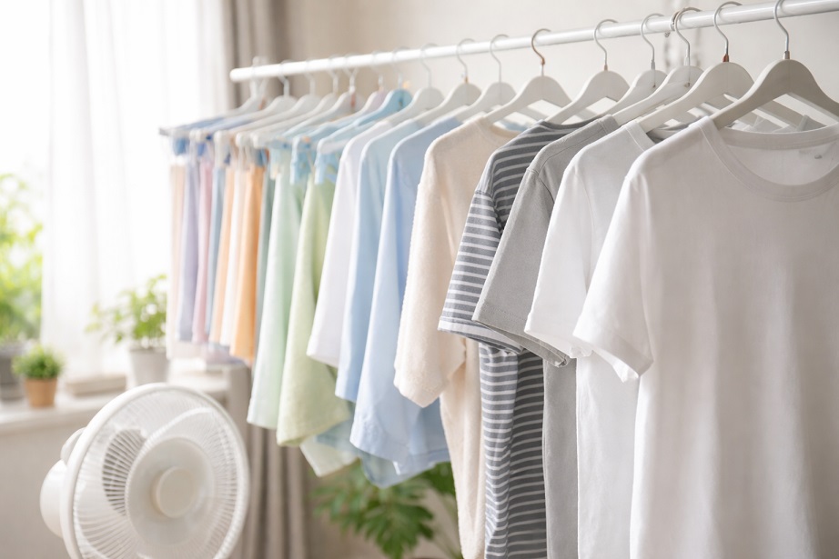 室内で乾かしている洗濯物