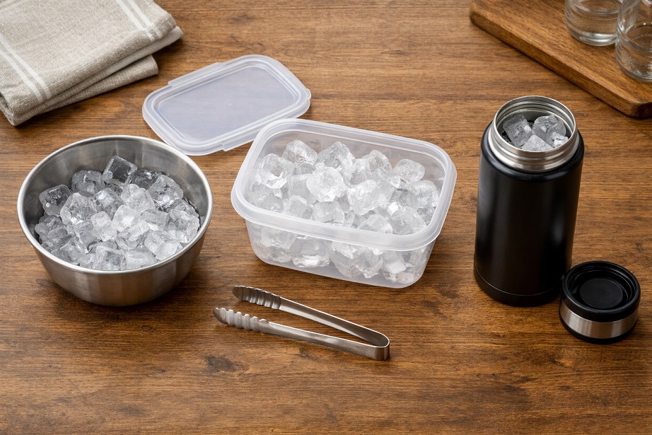 氷の入った容器とトング