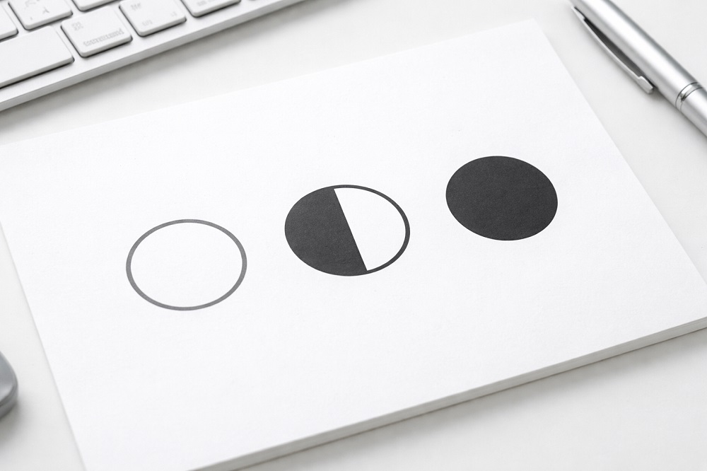 白い紙に並んだ三つの円